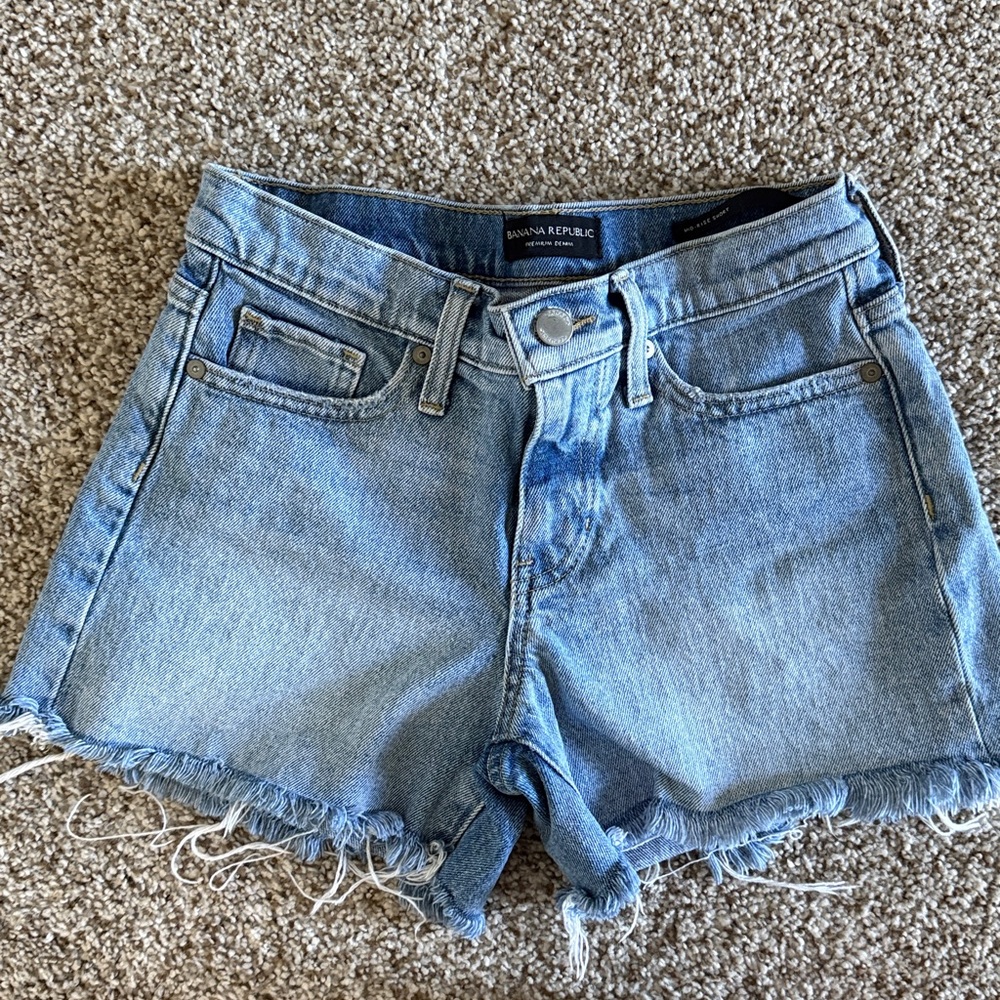 BANANA REPUBLIC Mid Rise Short. Size 25